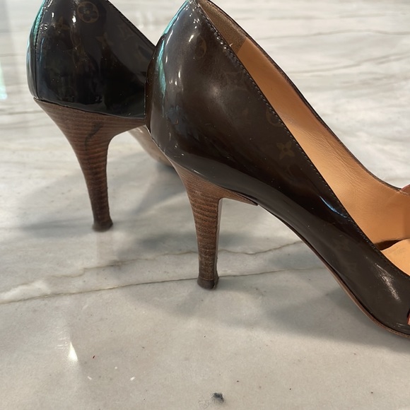Louis Vuitton brown patent pumps with stacked wood heel and Mary jane strap. - Picture 5 of 7